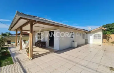 Casa à venda com 06 quartos, sendo 01 suíte com piscina