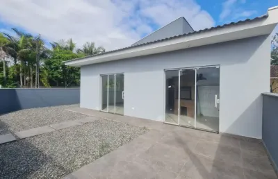 Casa bem localizada com 3 quartos, à venda em itapoá