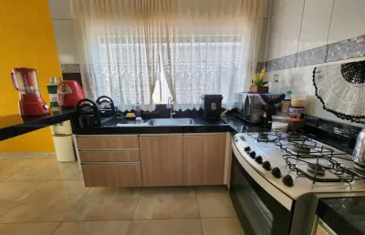 Casa com 3 dormitórios e gourmet no parque das flores