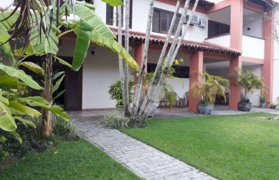 Casa em condominio com 6 quartos(2 suítes) próximo a praia