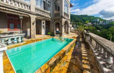 Casarão com 15 quartos, 3 suítes, 8 banheiros, piscina, vista panorâmica, terraço com bar, venda, 370m², r$3.650.000, santa teresa, rio de janeiro/rj
