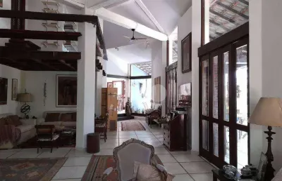 Linda casa terreno de 1260 metros com 592 metros de área edificada