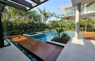 Condomínio alphaville - casa triplex recém construída em projeto contemporâneo com 5 suítes. barra da tijuca/rj.
