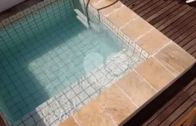 Cobertura duplex com piscina e vista parcial ao mar em ipanema
