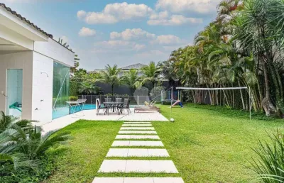 Condominio crystal lake - casa triplex reformada e projetada com 6 quartos sendo 5 suítes. barra da tijuca/rj.