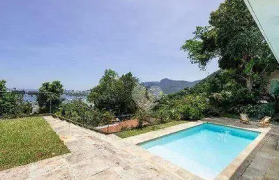 Raridade!! prêmio de arquitetura!! a melhor casa do bairro, com 5 quartos, piscina , suites, salões, 900m2 de area construida.