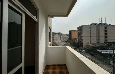 Apartamento de 2 quartos, varanda e 1 vaga garagem.