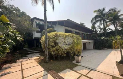 Linda mansão com 1500m2 em condomínio fechado com segurança na barra da tijuca
