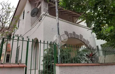 Casa de rua a venda na tijuca, 04 quartos, 02 salas, cozinha, copa, suite, área de serviço, aceita pets, varanda.