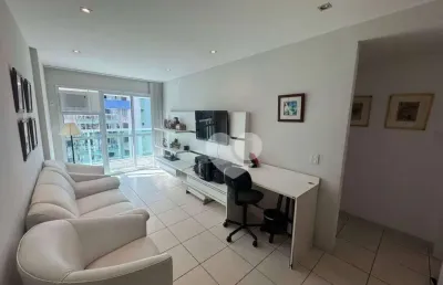 Condomínio san filippo - apartamento bem conservado mobiliado com armários. 2 quartos sendo 1 suíte. barra da tijuca/rj.