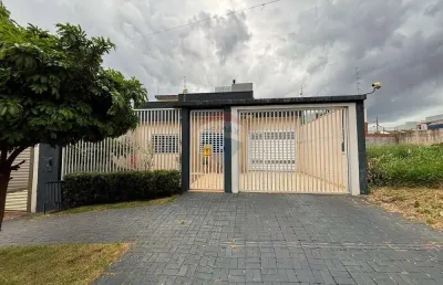 Casa com 3 quartos (1 suíte) e 4 vagas de garagem a venda no bairro santa cruz em cascavel.