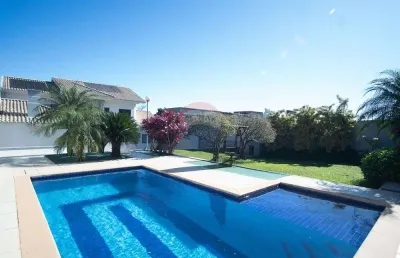 Sobrado com 5 quartos e ampla área verde no country.