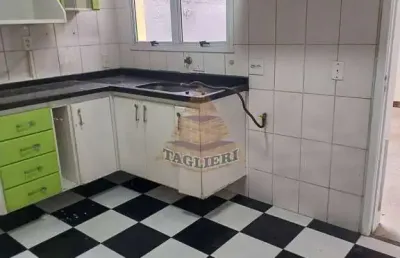 Sobrado á venda em condomínio com 02 dormitórios, 82 metros-carrão