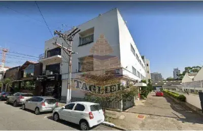Prédio com várias salas, entrada lateral da frente aos fundos.tatuapé