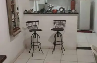 Ótimo apto tipo casa, sem condomínio em olaria, bem localizada, pert