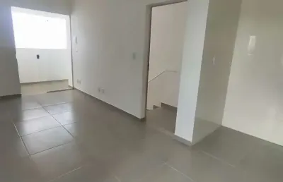 Casa geminada estilo sobrado – 2 quartos e 2 varandas bairro serra dourada