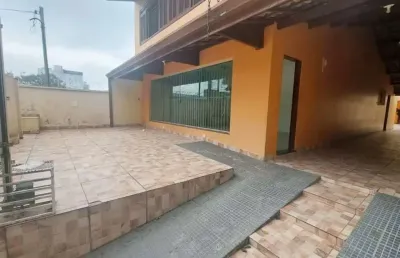 Localizado no coração de poá, no bairro centro, este imóvel encanta pela sua beleza e conforto. com uma entrada a partir de 30 mil reais e documentação em ordem para facilitar o financiamento, esta ca