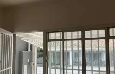 Localizada no bairro jardim tietê, em são paulo, esta bela casa de 3 dormitórios está disponível para venda. com uma entrada de apenas 30 mil reais e documentação em ordem, o imóvel possui financiamen