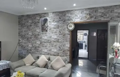Encantadora casa à venda em itapevi, com entrada a partir de apenas r$35.000! localizada no charmoso bairro parque suburbano, esta residência acolhedora conta com 3 dormitórios, 1 banheiro, e 1 vaga d