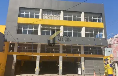Salão para aluguel no centro com 470m² de área construída, escritório, 4 salas, 2 suites e copa, porcelanato. ótima localização.