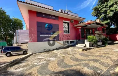 Casa comercial de esquina para aluguel próxima da av. barão de itapura, com vários consultórios e máxima visibilidade.