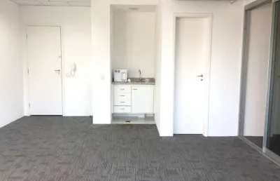 Sala comercial ampla e moderna, perfeita para o sucesso do seu negócio. com 72,00 m2 de área, essa sala possui um espaço generoso para você desenvolver as atividades da sua empresa da melhor forma pos