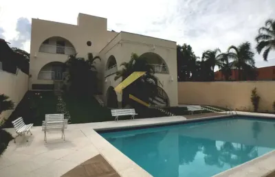 Casa à venda no parque taquaral - campinas, com 4 suítes, piscina, churrasqueira e garagem para 10 carros.