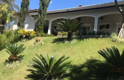 Casa à venda em condomínio em vinhedo, alto padrão, 6 dormitórios, 4 suítes, 3 salas, home office, pomar, salão de jogos, espaço gourmet e piscina.
