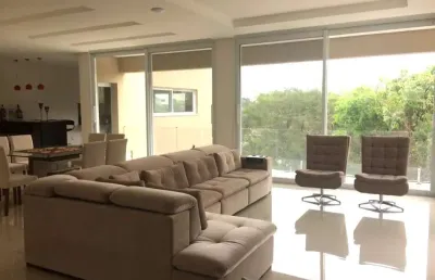 Casa à venda em condomínio de valinhos, 4 suítes com closet, lavabo,despensa, mobiliada. fino acabamento, 3salas,espaço gourmet,piscina,sauna;