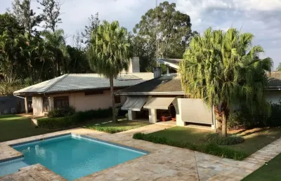 Casa em condomínio à venda na região do gramado, com 4 suítes, piscina, salão de festas gourmet e garagem para vários autos