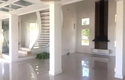 Casa à venda em condomínio em valinhos, 4 suítes (closet), piscina e 2 garagens.