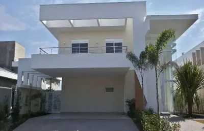 Casa à venda em condomínio na região do alphaville, 4 suítes (3 com closet), piscina e garagem para vários carros