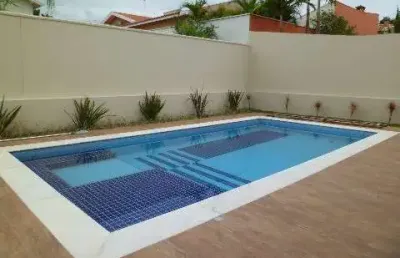 Casa à venda no alphaville com 4 suítes, piscina, espaço gourmet e garagem para vários carros.