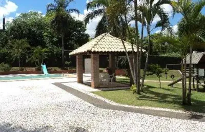Casa térrea à venda em charmoso condomínio na região do gramado, com 3 dormitórios (1 suíte) e garagem para vários carros