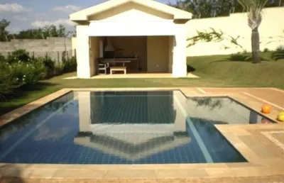 Casa em condomínio à venda na região do gramado com 5 suítes e 6 vagas de garagem