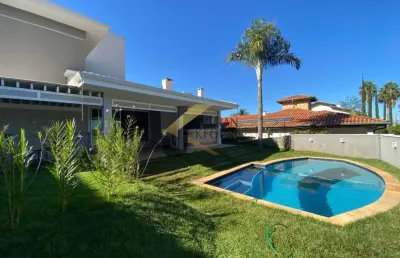 Casa à venda no alphaville campinas com 4 quartos (2 suítes térreas), lazer privativo e garagem para vários carros.