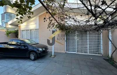 Casa comercial à venda na av. norte sul com 5 dormitórios (1 suíte) e garagem para vários carros.