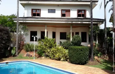 Casa `venda em condomínio, perfeita para quem busca conforto, segurança e tranquilidade. com 4 quartos, 3 suítes, 3 salas espaçosas,