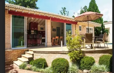 Casa  em condominio espaçosa e aconchegante conta com 4 suites amplos, perfeitos para acomodar toda a família de forma confortável e privativa.