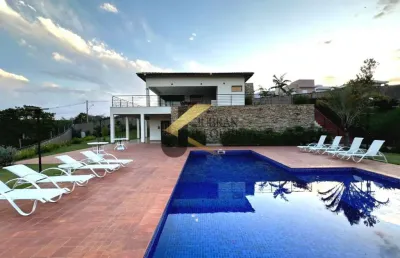 Casa à venda em condomínio na região do alphaville com 3 suítes (1 térrea), espaço gourmet e garagem para vários carros.