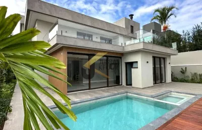 Casa à venda no alphaville campinas, com 4 suítes (1 máster), lazer comum e garagem para vários carros.