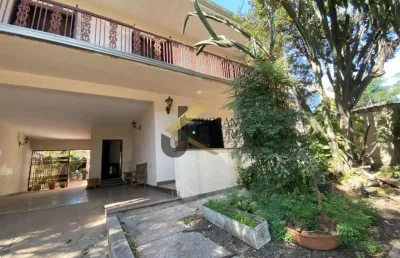 Casa à venda no jardim chapadão, com 3 quartos (1 suíte) e garagem para vários carros.