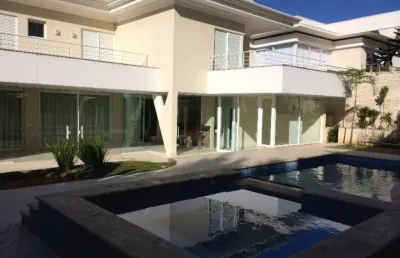 Casa à venda em campinas, no alphaville dom pedro, com 4 suítes, elevador e lazer privativo.