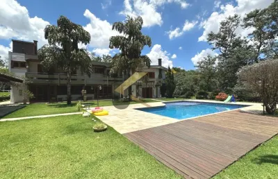 Casa em condomínio à venda no gramado - campinas, com 5 suítes, lazer privativo e garagem para vários carros.