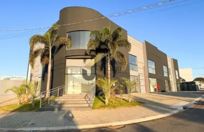 Salão comercial à venda em americana, com 2 pavimentos, 8 banheiros, 2 vestiários para funcionários, 2 cozinhas e 17 vagas de estacionamento.