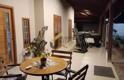 Casa à venda  em jaguariuna ,em condominio de chacaras ,com 3 quartos sendo 1 suite