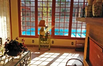 Casa em condomínio desejado para aluguel, em valinhos, com 4 quartos (2 suítes com closet), piscina e 4 vagas de garagem.