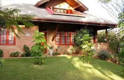 Casa em condomínio desejado à venda, 4 dormitórios (2 suítes com closet), 4 vagas de garagem, piscina. estilo rústico condomínio com muita área verde