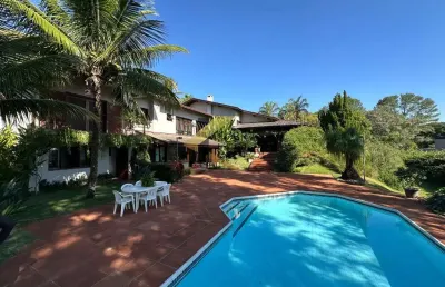 Casa em condomínio à venda no gramado - campinas, com 3 suítes, lazer privativo e garagem para vários carros.
