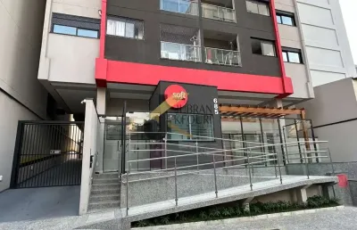 Apartamento mobiliado, equipado e decorado para aluguel no bosque, 1 suíte com closet e lavabo, sala para 2 ambientes, varanda e garagem coberta